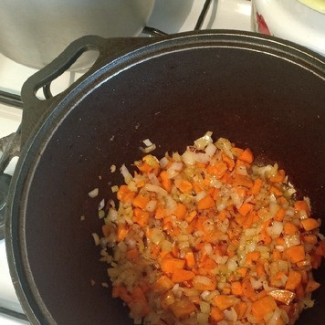 1. Этап. Азу из говядины или свинины: В масле, в котором жарилось мясо, обжарить лук и морковь до готовности, затем добавить огурцы и готовить еще 3мин.