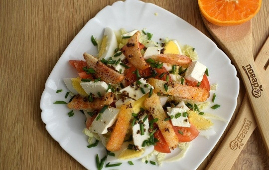 1. Этап. Салат с гренками и сыром: Фету нарежьте маленькими кусочками. Для заправки смешайте масло с семенами горчицы и сок цитрусовых, заправьте салат. Посыпьте сверху измельченным зеленым луком.