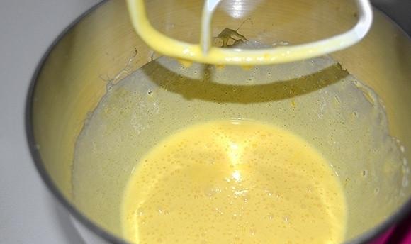 1. Этап. Пирог Зебра простой: В чаше миксера взбейте яйца с сахаром, пока смесь не станет однородной и воздушной.