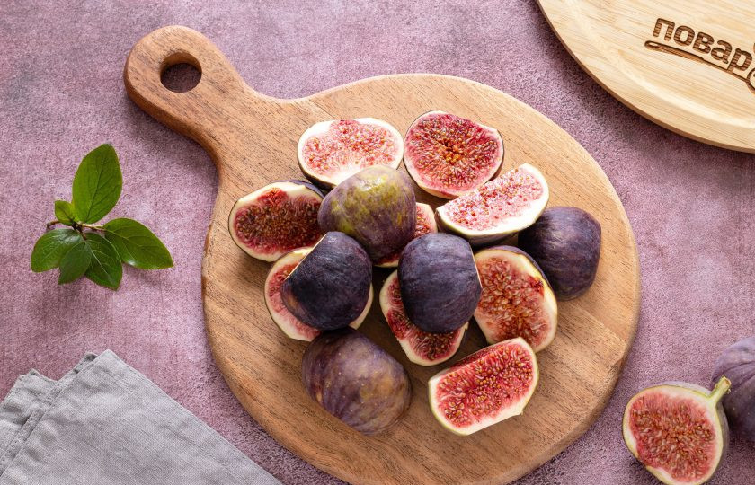 1. Этап. Варенье из инжира: Инжир помойте, обсушите, отрежьте хвостики. Разрежьте инжир пополам. Если хотите варенье из целых плодов, то наколите их вилкой в нескольких местах.