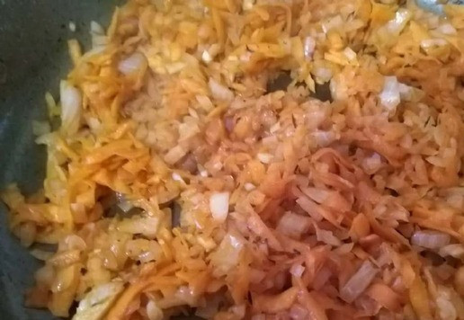 1. Этап. Тефтели с чечевицей: Для соуса лук мелко нарезать, спассеровать с тимьяном на растительном масле. Добавить натёртую на крупной тёрке морковь, обжарить вместе, затем добавить мелко нарезанный чеснок и протёртые помидоры, посолить и поперчить по вкусу. Протушить соус до полуготовности овощей.