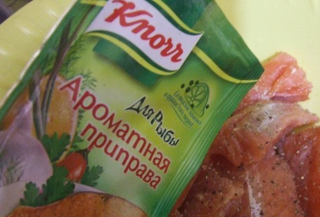 1. Этап. Кета в пароварке: Добавьте специи по вкусу.