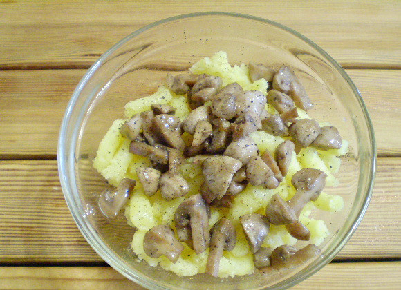 1. Этап. Пирожки постные с грибами: 4. Готовое пюре соединяем с жареными грибами, солим, перчим, можно добавить зелень.