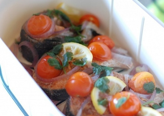 1. Этап. Семга в пароварке: 6. Через 20 минут в пароварку добавьте помидорки и зелень. Через 5 минут блюдо будет готово и его можно подавать к столу. Приятного аппетита!