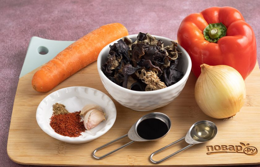 1. Этап. Древесные грибы по-корейски: Подготовьте все ингредиенты.