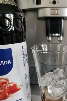 1. Этап. Бамбл кофе: Наливаем ложку сиропа. Карамельный - бомба! С другими не пробовала, но, вероятно, есть поле для экспериментов.