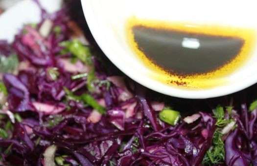 1. Этап. Салат к шашлыку из капусты: Поливаем салат заправкой и еще раз перемешиваем.