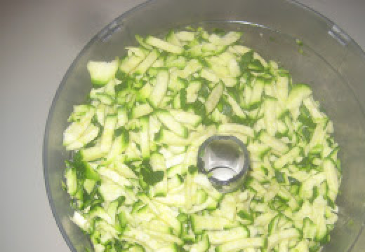 1. Этап. Лазанья из кабачков: Кабачок порезать мелкими кусочками.