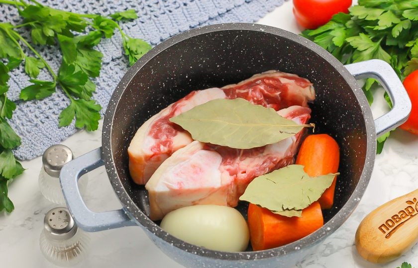 1. Этап. Холодец на костях: Добавьте лавровые листья. Можно всыпать немного горошин черного перца.