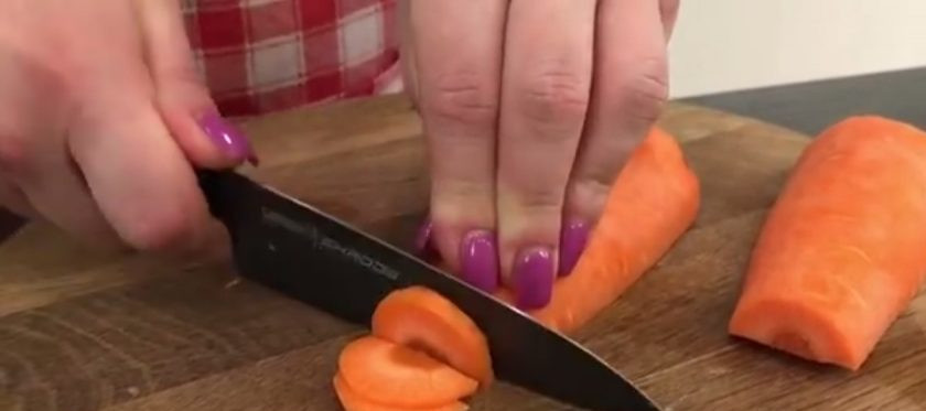 1. Этап. Картофель в мундире (просто и вкусно): 1. Фольгу нарежьте на такое количество квадратов, сколько у вас картофелин. Разрежьте помытый картофель пополам, не срезая кожуру. Морковь нарежьте полукольцами. Чеснок нарежьте кольцами.