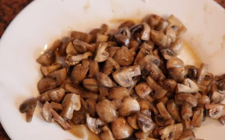 1. Этап. Гуляш с грибами и мясом: Мясо пожарили, убрали со сковороды. Теперь обжариваем грибы. Готовые грибы убираем на тарелку.