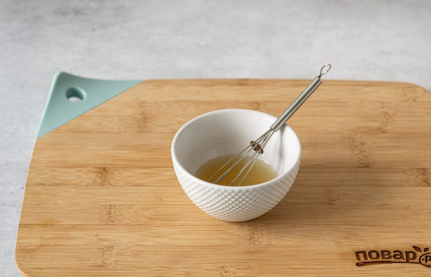 1. Этап. Салат с сельдереем и грушей: Для заправки смешайте оливковое масло с яблочным уксусом, лимонным соком и сиропом топинамбура. Добавьте соль, размешайте.