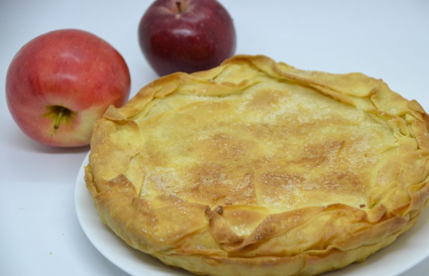 1. Этап. Яблочный пирог Вуаль невесты: Аккуратно извлеките пирог из формы, переложите на тарелку.