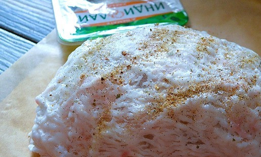 1. Этап. Бедро индейки в бараньем панцире: Слегка посолить и добавить специи. Плотно завернуть в пергамент.