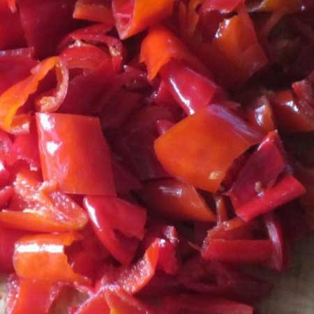 1. Stage. Chili Pepper Confiture: Peel chili peppers and sweet peppers from seeds and cut into medium slices.