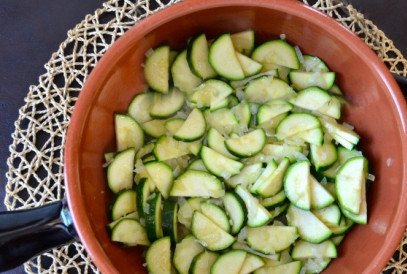 1. Этап. Ризотто с рыбой: К луку добавляем цукини, обжариваем еще минут 5-6. Не забываем помешивать овощи.