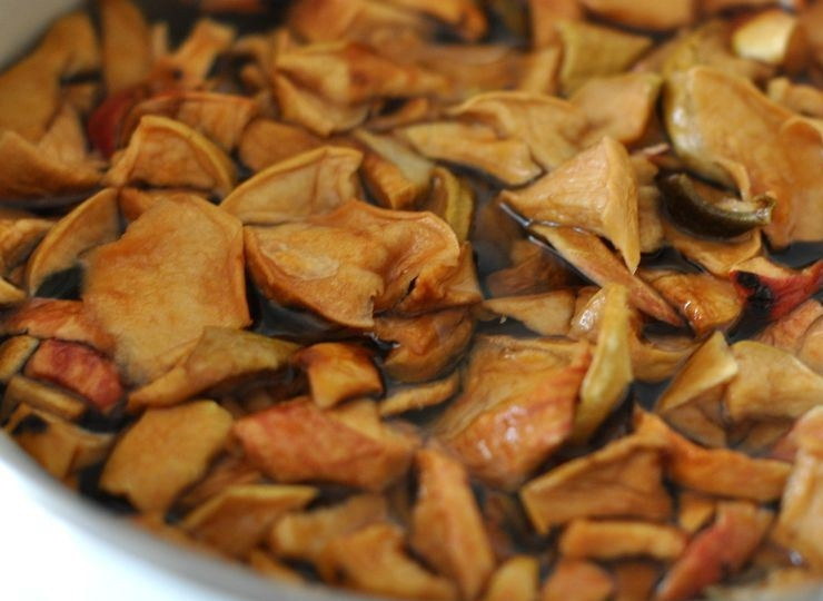 1. Этап. Компот из сухофруктов для кормящей мамы: 3. Воду доведите до кипения, бросьте в нее сушеные яблоки и сахар, перемешайте до растворения последнего. Доведите до кипения и варите на медленном огне около получаса. Компот из сухофруктов для кормящей мамы готов! Снимите его с огня и остудите под крышкой.