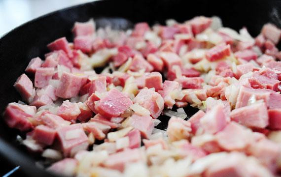 1. Этап. Запеченный картофель с ветчиной: 2. Добавить нарезанную кубиками ветчину и жарить от 3 до 4 минут, пока она хорошо не нагреется. Снять с огня и отставить в сторону.