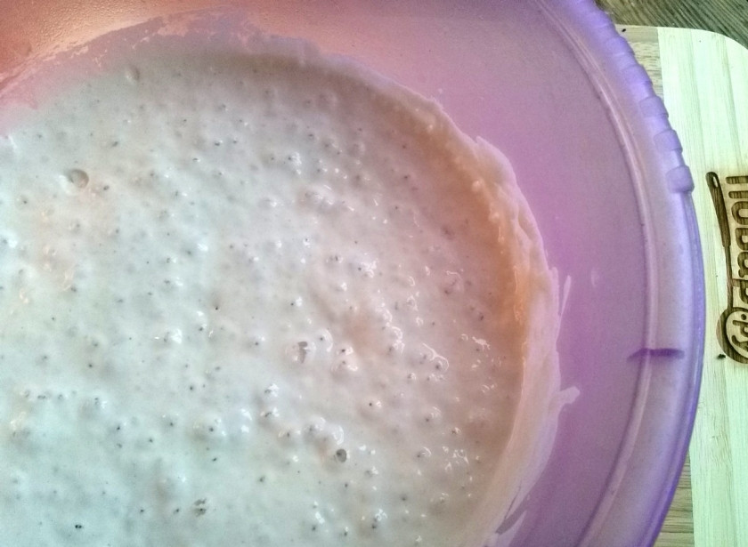 1. Этап. Багет классический: Для опары разведите 1г. дрожжей в 165г. воды. Влейте в муку (165г.), размешайте ложкой. Накройте миску, оставьте её в теплом месте на 12 часов. Утром у вас получится вот такая опара.