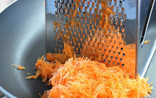 1. Этап. Морковный хлеб: 3. В это время очищенную и промытую морковь натрите на мелкой тёрке.