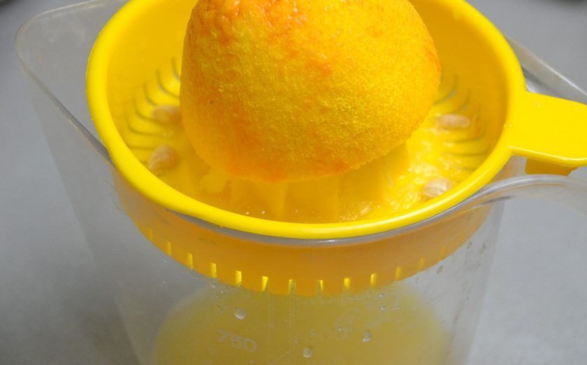 1. Этап. Апельсиновый зефир: Разрежьте апельсин на 2 половинки, из одной отожмите сок.