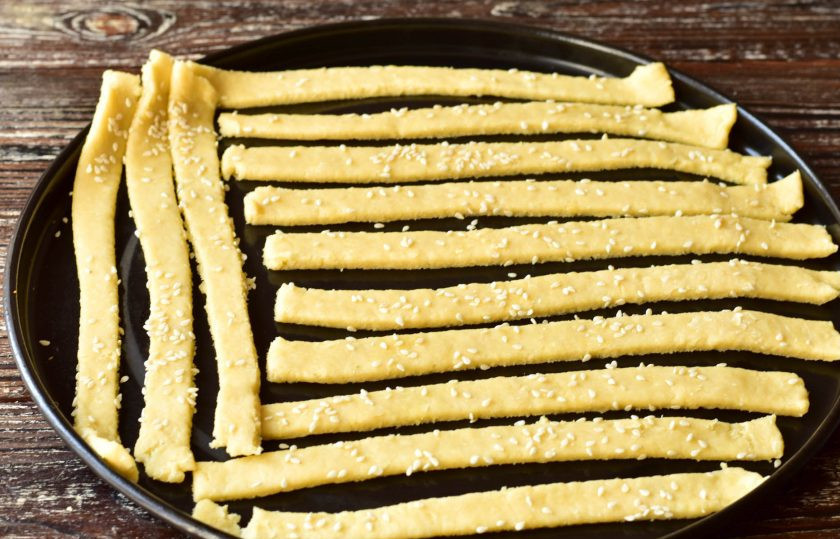 1. Этап. Сырные хрустики: Переложите сырные хрустики на противень. Отправьте его в разогретую до 190 градусов духовку на 10-15 минут.