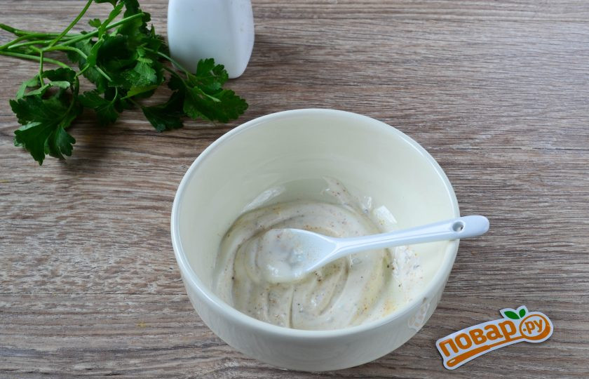 1. Этап. Запеченная скумбрия с луком и лимоном: 4. Сметану смешайте с приправой. Так рыбка получится еще более ароматной.