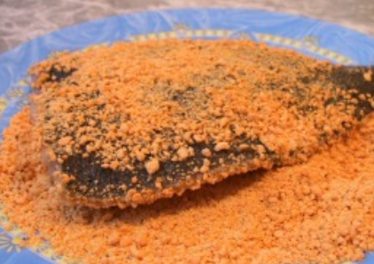 1. Этап. Рыба, жаренная под соусом: Обваляйте подготовленную рыбу в панировочных сухарях.