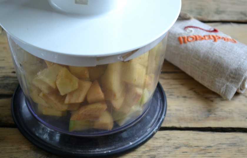 1. Этап. Яблочная пастила: Поместите яблоки в кухонный комбайн или чоппер и измельчите до состояния кашицы.