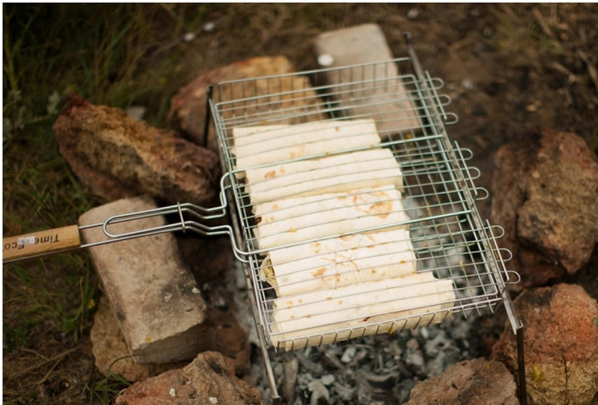 1. Этап. Лаваш с адыгейским сыром и зеленью: 6. Особенностью этого рецепта является то, что лаваш с адыгейским сыром и зеленью обжаривается на гриле (можно воспользоваться сковородой и обычной кухонной плитой, но эффект будет немного не тот). На лаваше образуется корочка, а также он приобретает особый аромат. Есть еще один способ приготовления такой закуски — дать лавашу пропитаться в течение часа в холодильнике, но первый способ лучше.