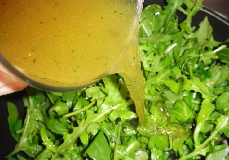 1. Этап. Крем-суп из рукколы: Затем к луку добавляем целые листья рукколы и вливаем бульон. Тушим все на среднем огне около 10 минут.