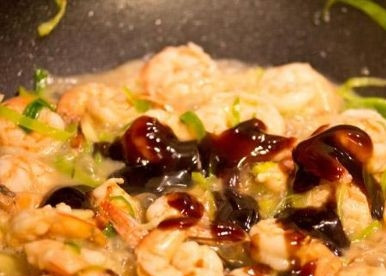 1. Этап. Креветки в устричном соусе: Теперь добавляем устричный соус, перемешиваем и прогреваем все примерно минуту. Посыпаем семечками кунжута — и все готово! Можно подавать!