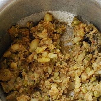 1. Этап. Самса: 4. Хорошенько перемешайте и прогрейте. Затем ингредиенты нашей самсы надо слегка потолочь.