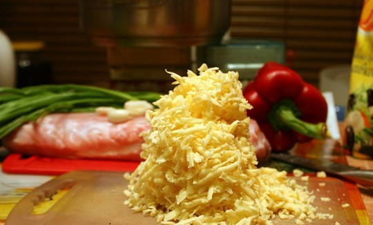 1. Этап. Мясной рулет в духовке: 7. Сыр натереть на средней или мелкой терке.