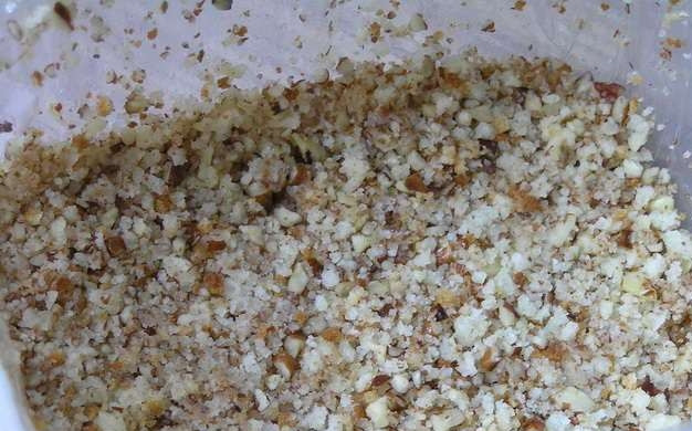 1. Этап. Итальянский шоколадный торт: В продолговатую форму положите пегамент для запекания и смажьте его сливочным маслом. Орехи с печеньем выложите в форму, хорошенько их утрамбовав.