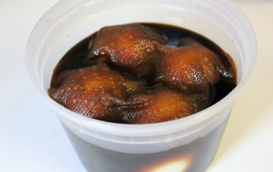 1. Этап. Маринованные куриные яйца: 6. Сверху накройте сложенным в несколько слоев бумажным полотенцем или кофейным фильтром, например. Минимальный срок маринования яиц составляет 1 час, но лучше всего оставить их пропитываться на ночь.