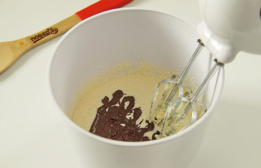 1. Этап. Шоколадно-ореховые кексы: Добавьте остывший шоколад.