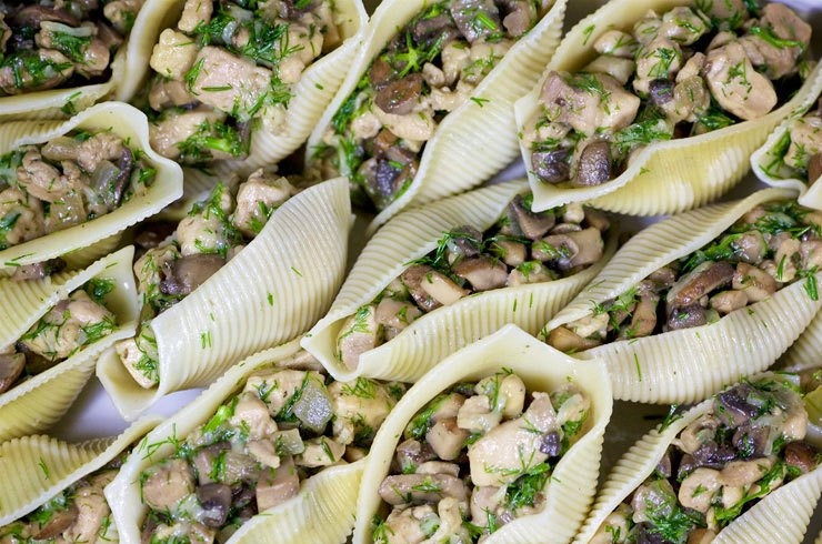 1. Этап. Ракушки с курицей и грибами: Наполните каждую ракушку начинкой, уложите их в глубокий противень или форму для запекания.