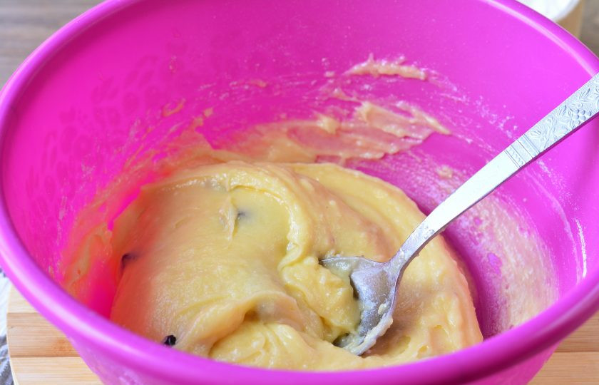 1. Этап. Кекс с творожным сыром: Перемешайте тесто. Масса должна получиться мягкой, не сильно густой.