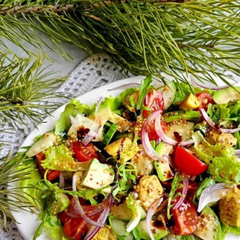 Салат с индейкой и авокадо