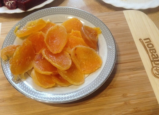 1. Этап. Говяжья печень с курагой и яблоком: 2. Курагу залейте кипятком минут на 10, затем воду слейте, а курагу разрежьте либо пополам, либо на кусочки помельче.