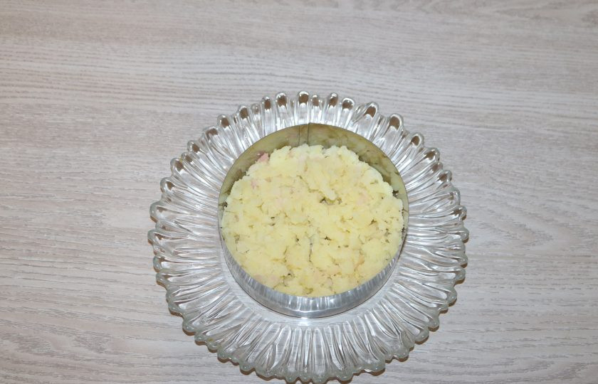 1. Этап. Салат Графский: Салат выкладывайте слоями. Можете воспользоваться сервировочным кольцом. Каждый слой промазывайте слегка майонезом. 1 слой - тертый на крупной тёрке картофель.