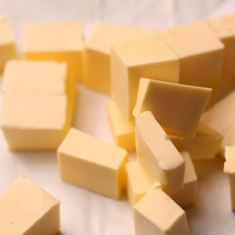 1. Этап. Тарт татен со сливами: Сливочное масло достаем из холодильника, нарезаем кубиками.