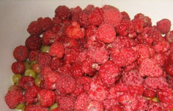 1. Этап. Варенье из крыжовника густое: 2. Ставим на средний огонь, и тушим сначала один крыжовник, а потом всыпаем малину. Держим примерно полчаса на маленьком огне, чтобы ягоды пустили сок.