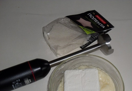 1. Этап. Творожный десерт с полентой и изюмом: В миску с рисовой кашей выкладываю творог. Соединяю до однородного состояния, используя блендер.