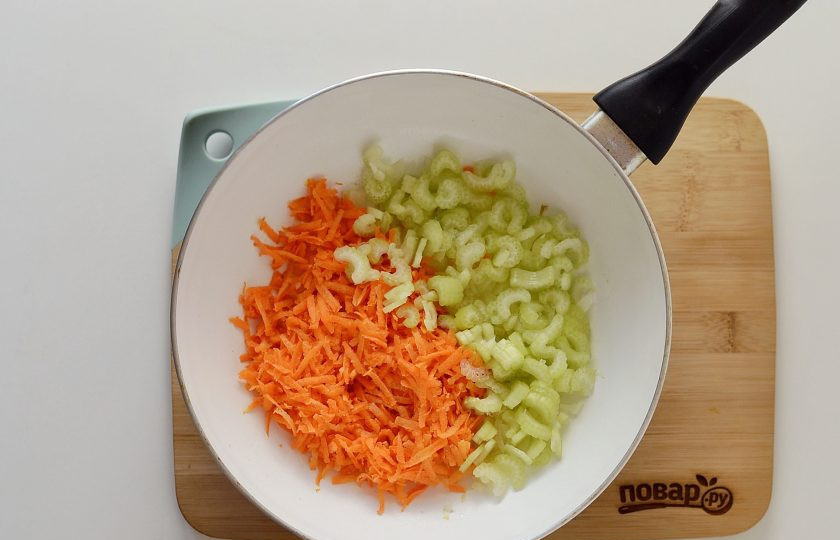 1. Этап. Овощной суп без мяса с капустой: Пока жарится лук, натрите морковь на терке, а сельдерей нарежьте тонкими ломтиками. Добавьте в сковороду, жарьте минут 5. В конце добавьте пару зубчиков измельченного чеснока.