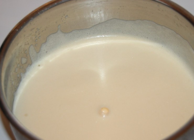 1. Этап. Запеканка из кабачков с манкой: В отдельной посуде взбиваем хорошенько яйца.