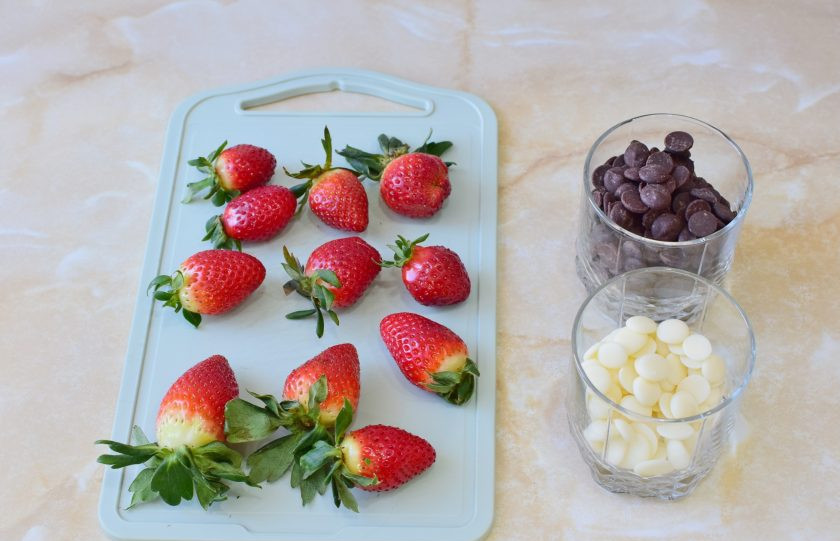 1. Этап. Клубника в бельгийском шоколаде: Перед началом приготовления подготовьте необходимые ингредиенты. Ягоды промойте в холодной воде, обсушите полотенцем и оставьте полежать, чтобы они полностью высохли.