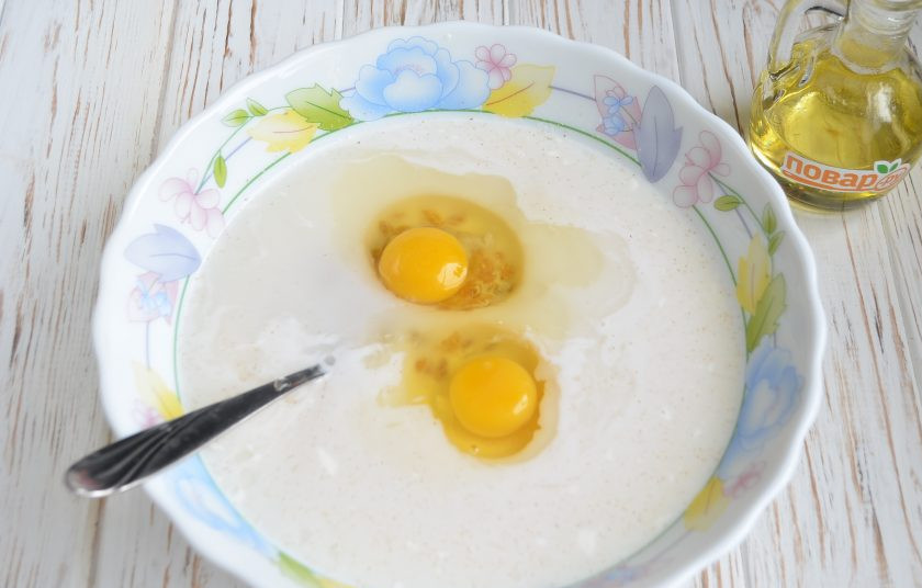 1. Этап. Манник на сыворотке: 2. Соедините манную крупу с сахаром и сывороткой, добавьте промытый изюм и яйца.