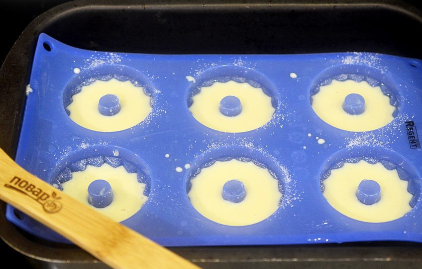 1. Этап. Канеле: 7. Разлейте тесто в формочки, не доходя 1 см до края.